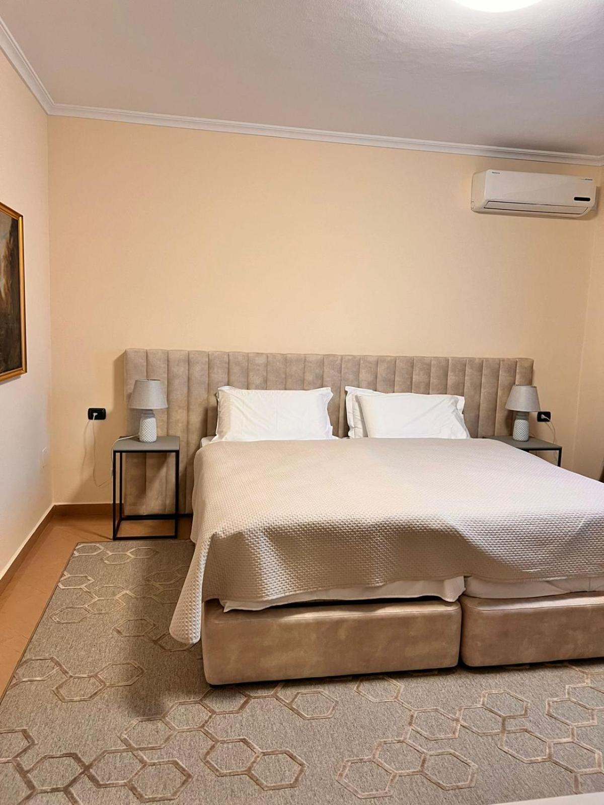 Villa Chaplin Tirana Exteriör bild